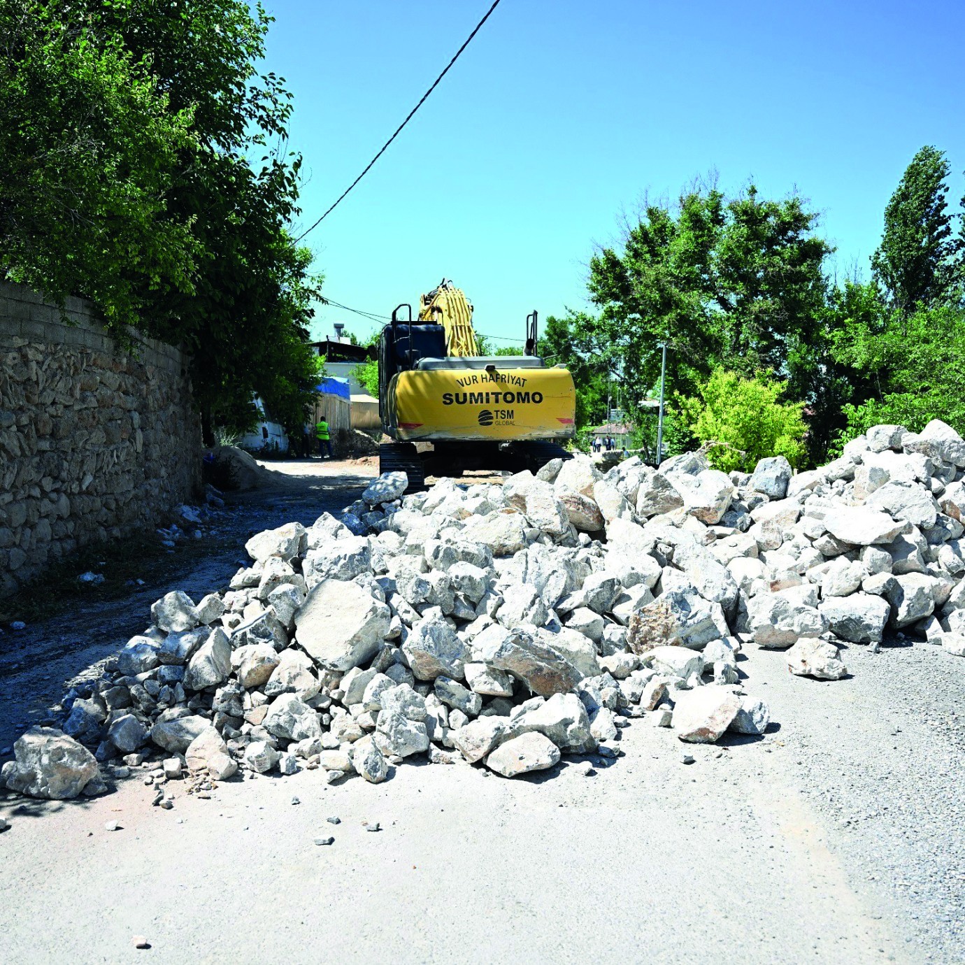 Yeşilyurt taş duvar örme çalışmalarını sürdürüyor