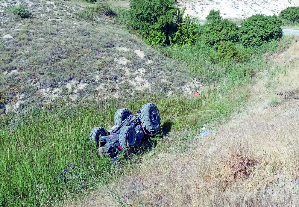 Traktör şarampole yuvarlandı: 1 ölü