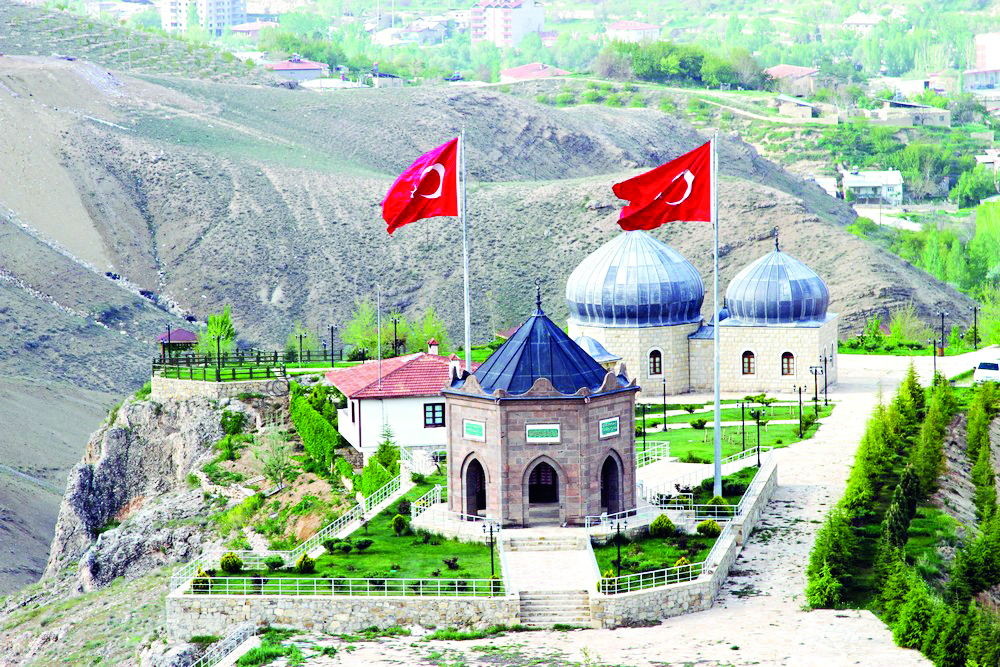 Hasan Gazi Türbesi ve Şehitlik, milli ve manevi ruhu yükseltiyor