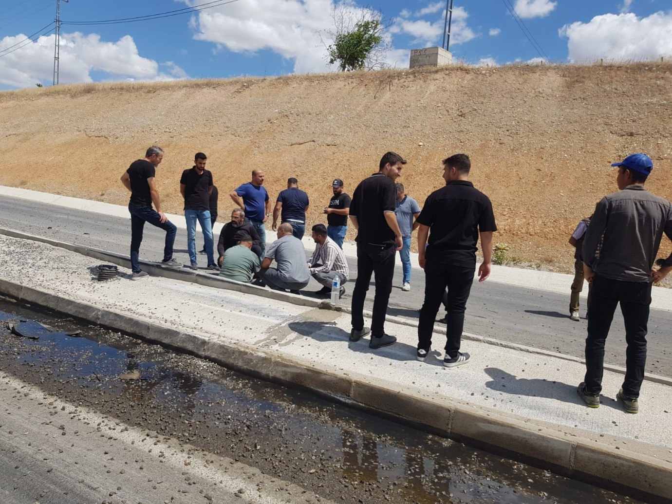 Hafriyat kamyonu yön tabelasına çarptı