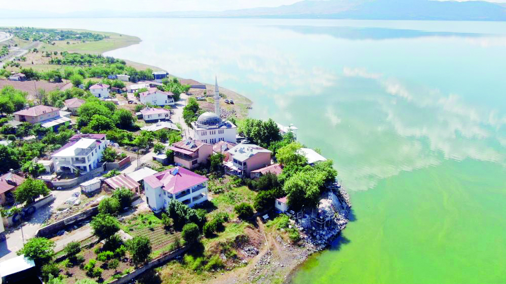 Sular yükseldi Aşağı İçme köyü yarım adaya dönüştü