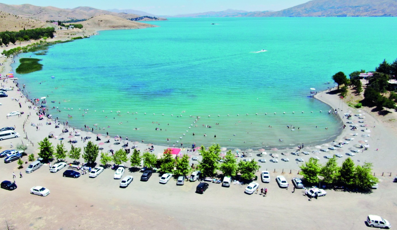 Tatilciler Hazar Gölü’ne akın etti