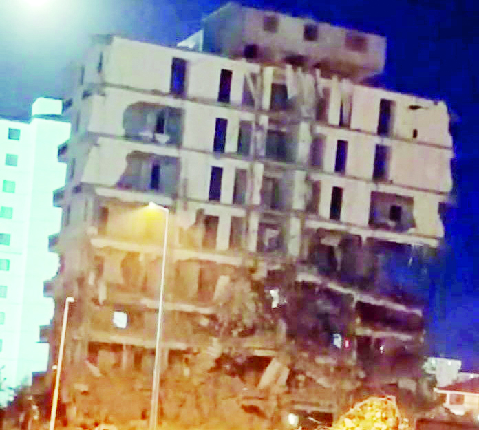 Malatya’da ağır hasarlı bina saniyeler içerisinde yerle bir oldu
