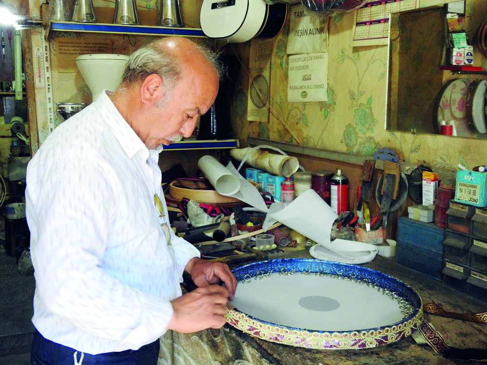El emeğiyle 50 yıldır müzik aleti yapıyor