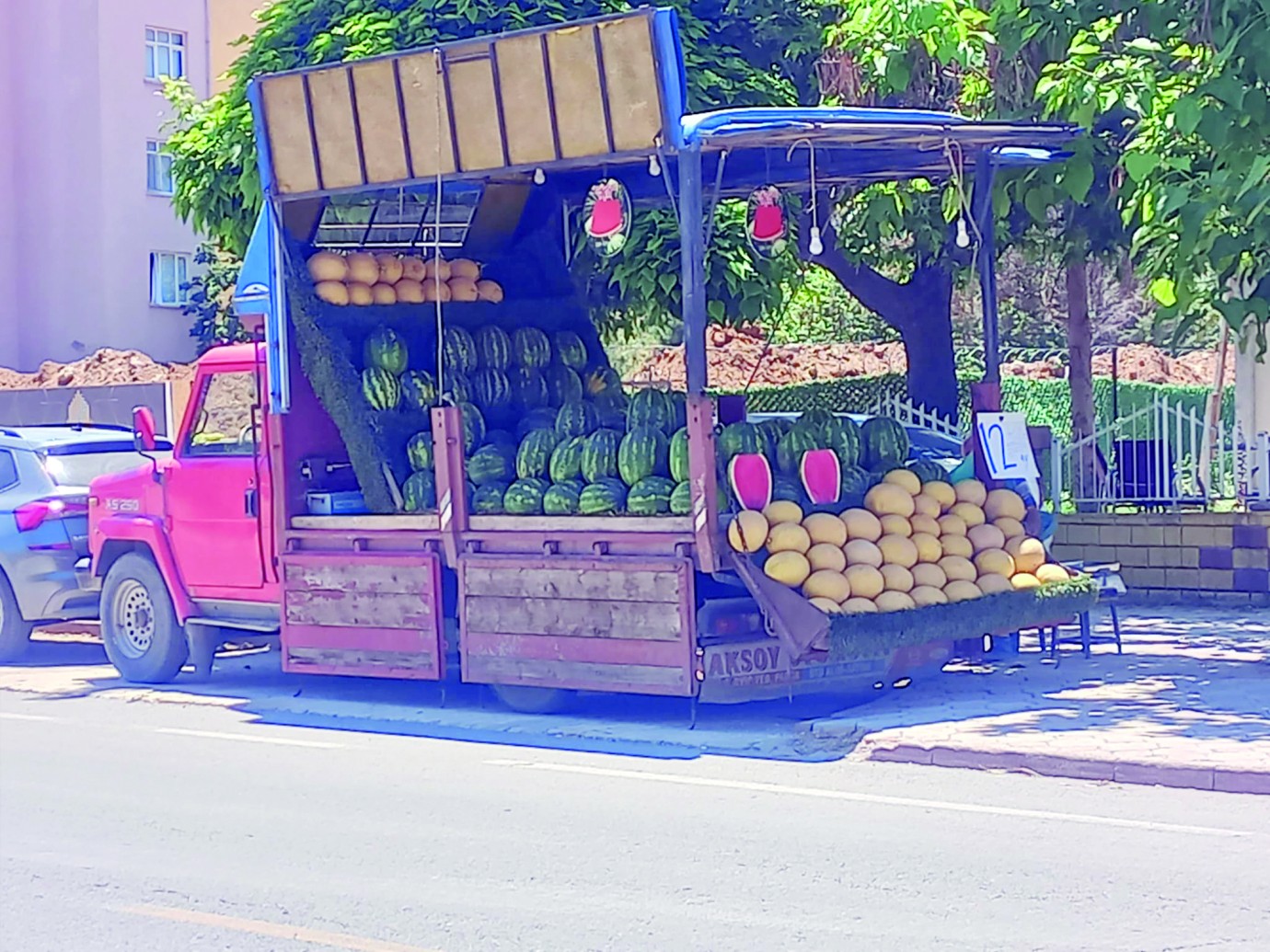 Seyyar satıcı ile pazar ve market esnafının arasındaki rekabet sürüyor