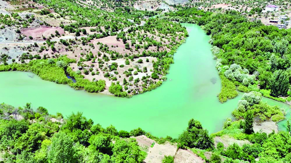 Berrak suyu ve yeşilliğiyle göz kamaştıran köy havadan görüntülendi