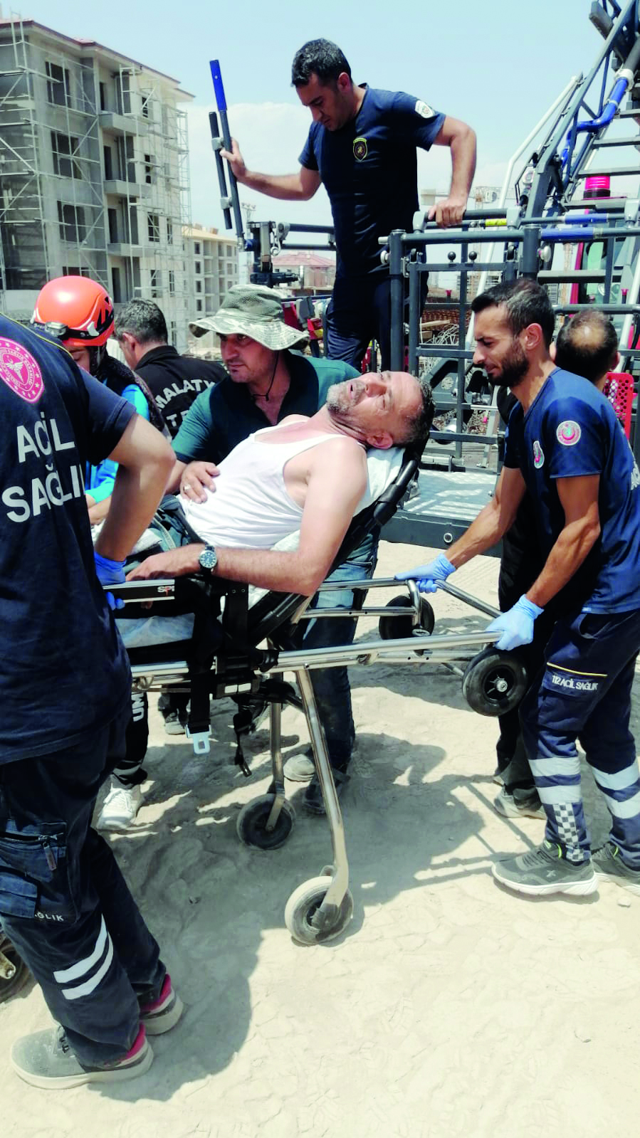 Kule vinç operatörü 30 metre yükseklikte baygınlık geçirdi