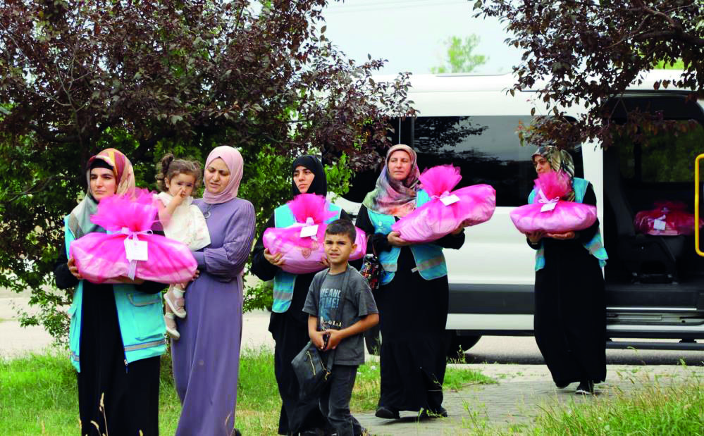 Hayırsever ve gönüllülerin hazırladıkları çeyiz setleri nişanlı kızlara ulaştırıldı