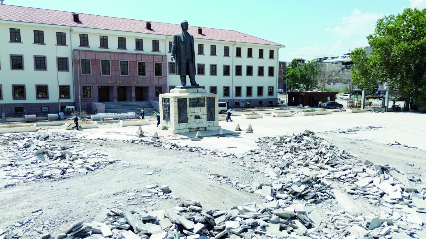 Kapalı Çarşı meydan alanında düzenleme çalışmaları başladı