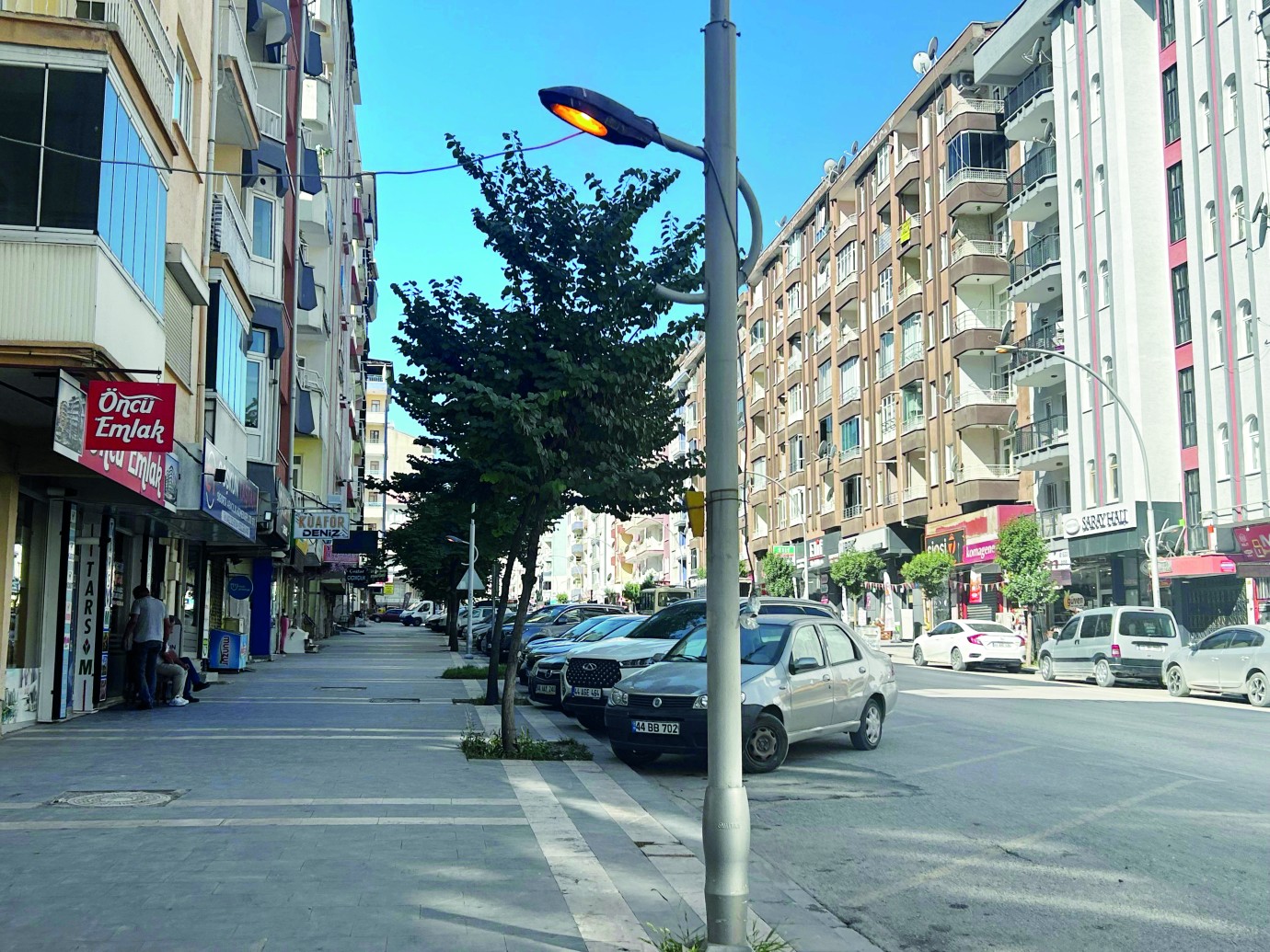 Gündüz vakti yanan sokak lambaları tepki çekti