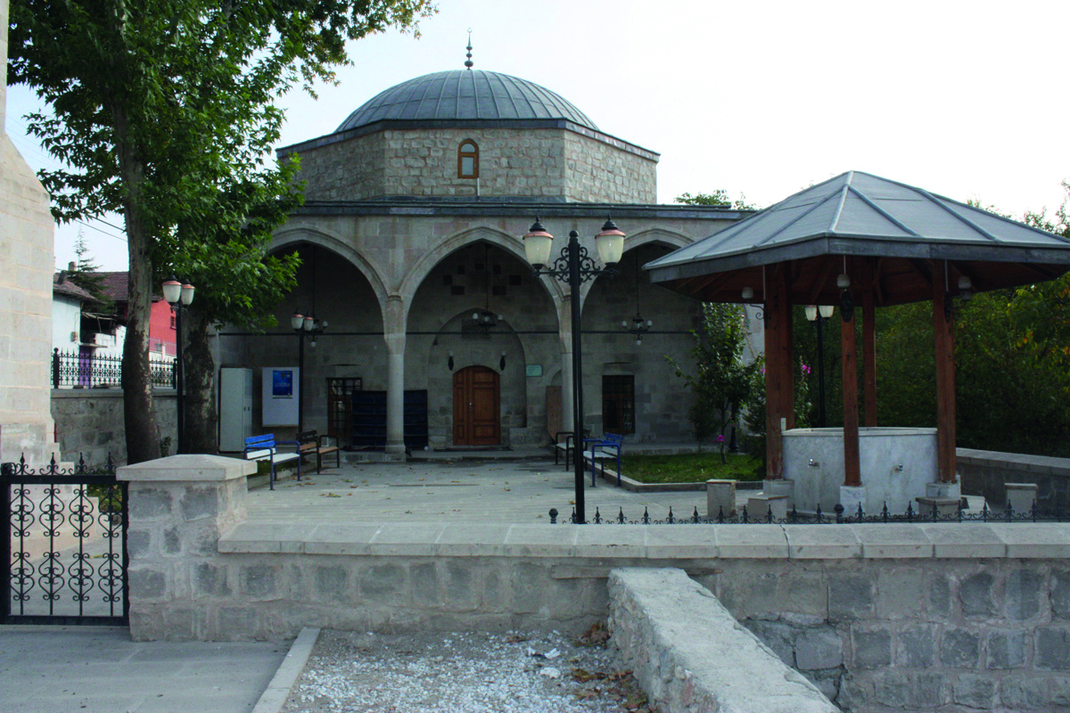Ak Minare Camii sade yapısıyla ilgi çekmeye devam ediyor 