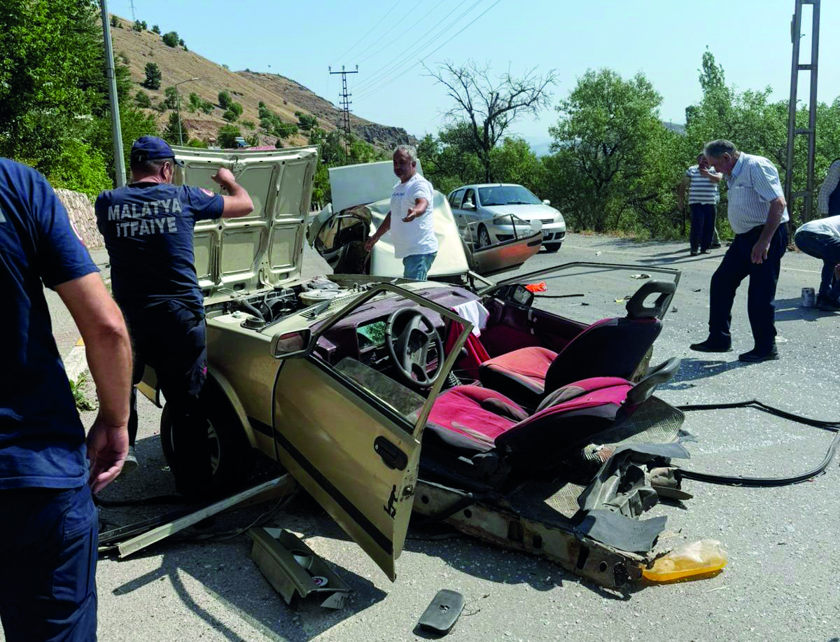 Otomobil ikiye bölündü: 1 yaralı