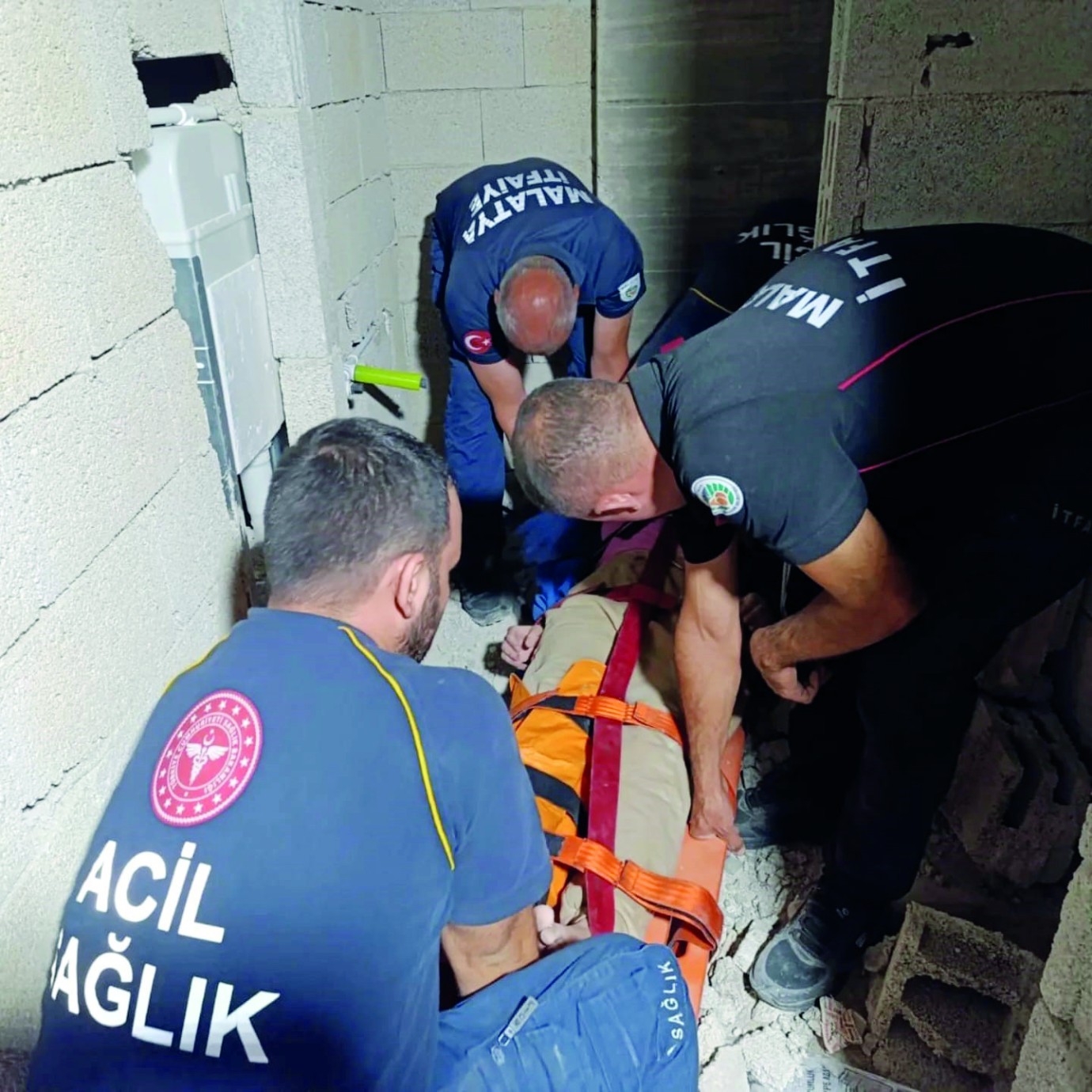 Asansör boşluğuna düşen kadın yaralandı