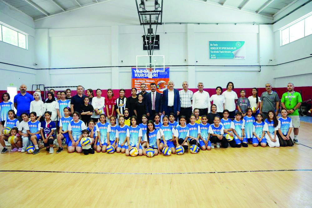 Yaz spor okullarında basketbol ve voleybol heyecanı sürüyor