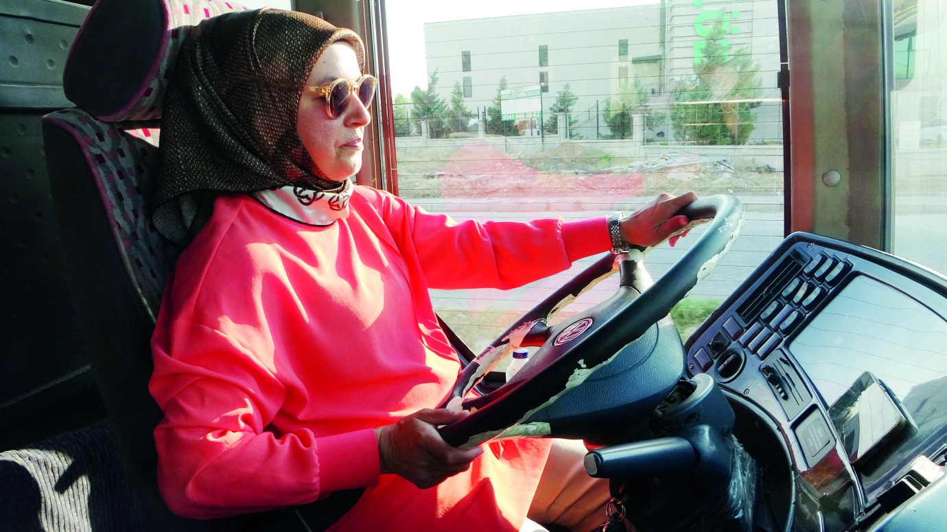 Malatya’nın ‘Şoför Nebahat’i artık otobüs direksiyonunda