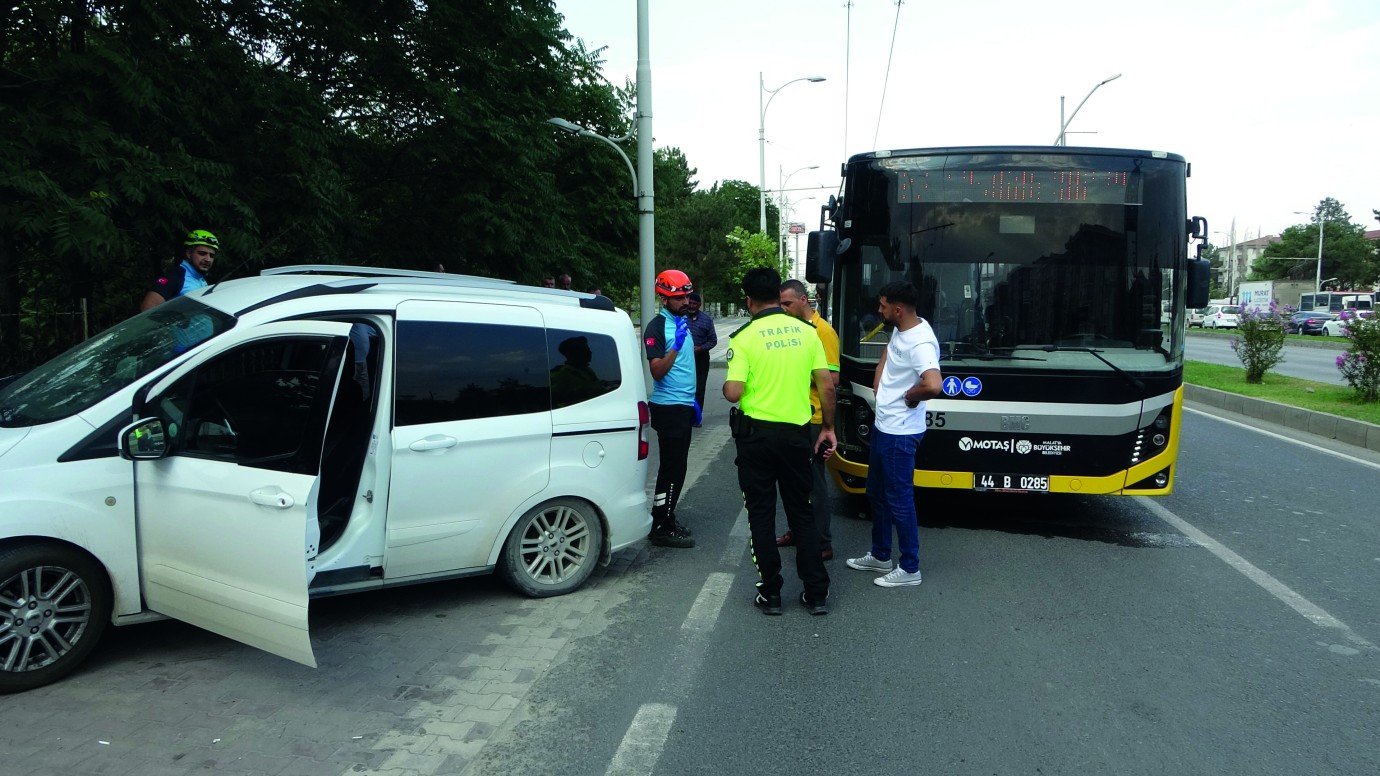 Halk otobüsü ile ticari araç çarpıştı