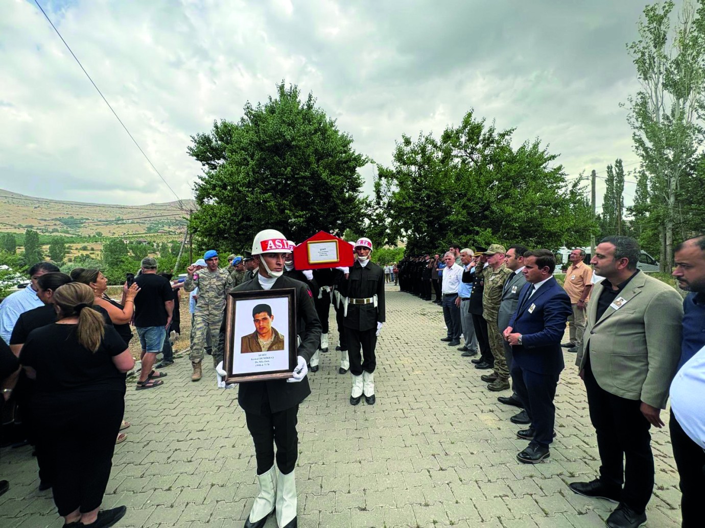 Şehit Demirbaş'ın Naaşı 26 Yıl Sonra Aile Mezarlığına Nakledildi