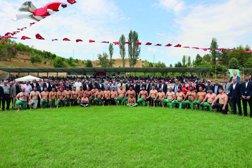 Güreşçiler meydana indi, Karakucak güreşleri başladı