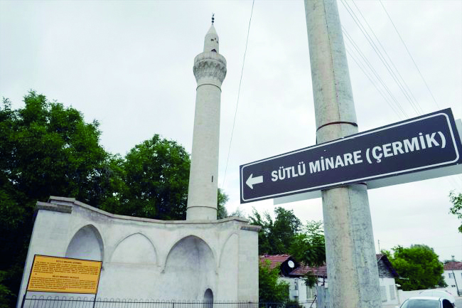 Sütlü Minare (Çermik) Camii, ilginç özellikleriyle dikkat çekiyor
