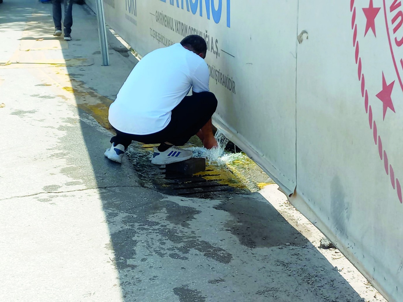 O camiden çıkan yer altı suyu, serinlemek için kullanılıyor