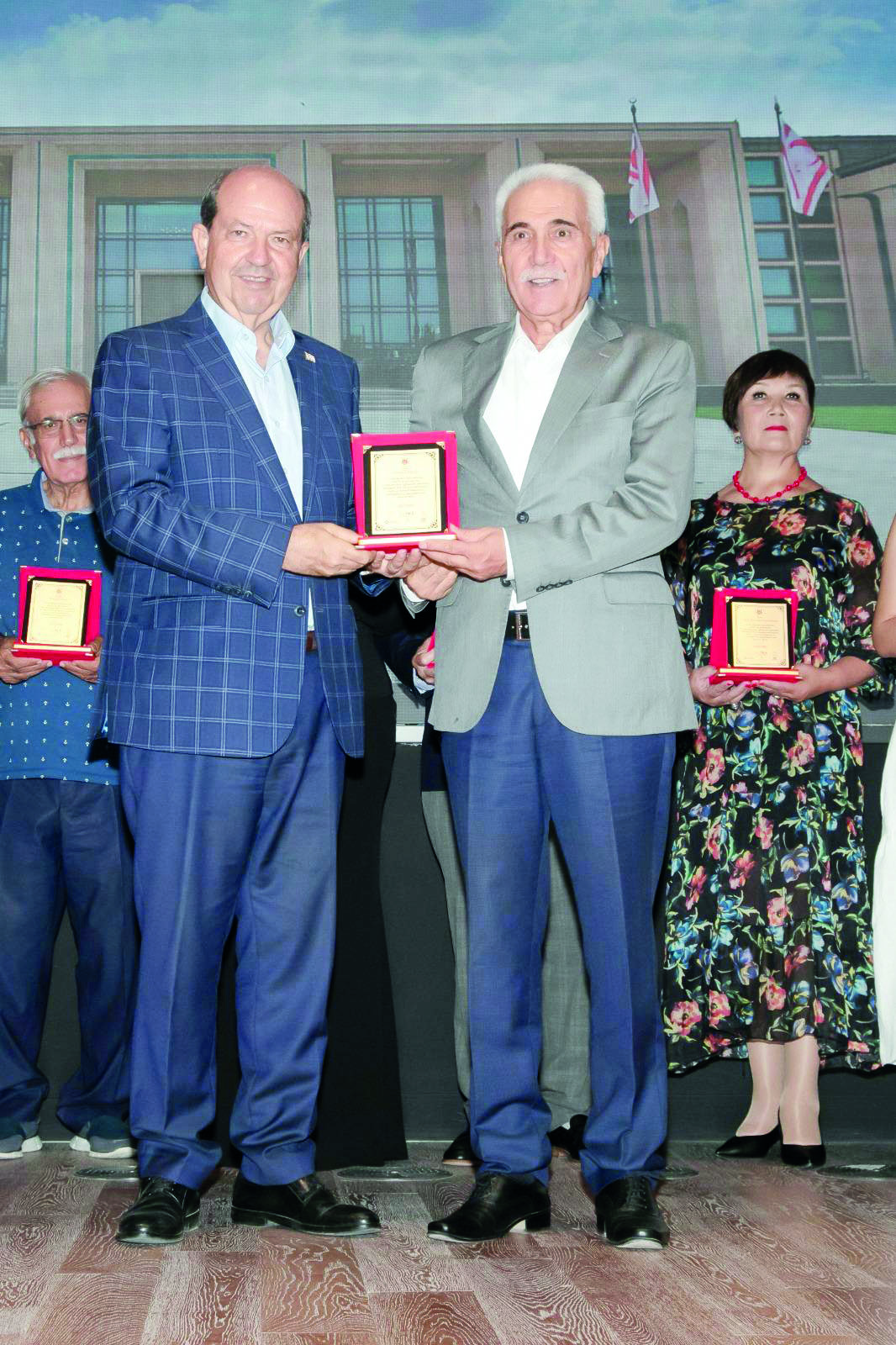 KKTC Cumhurbaşkanı Ersin Tatar’dan Kemal Deniz’e plaket