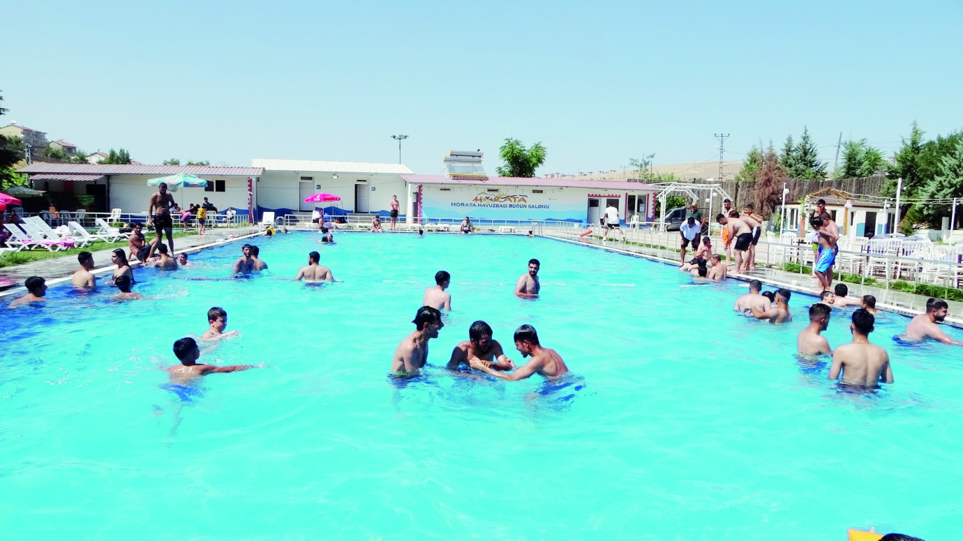 Malatya’da vatandaş havuzlara akın etti