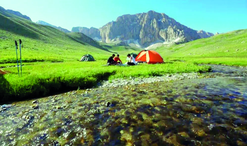Hava sıcaklığı artınca Erzincanlılar 3200 rakımlı dağlarda serinliyor