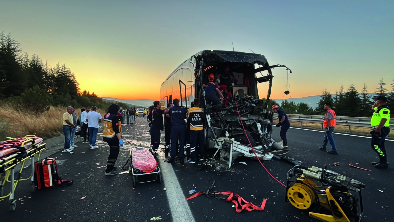 Yolcu Otobüsü ile Kamyon Çarpıştı: 1 Ölü, 10 Yaralı