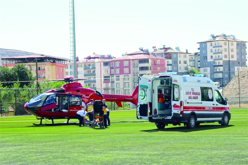 Ambulans 80 yaşındaki hasta için havalandı.