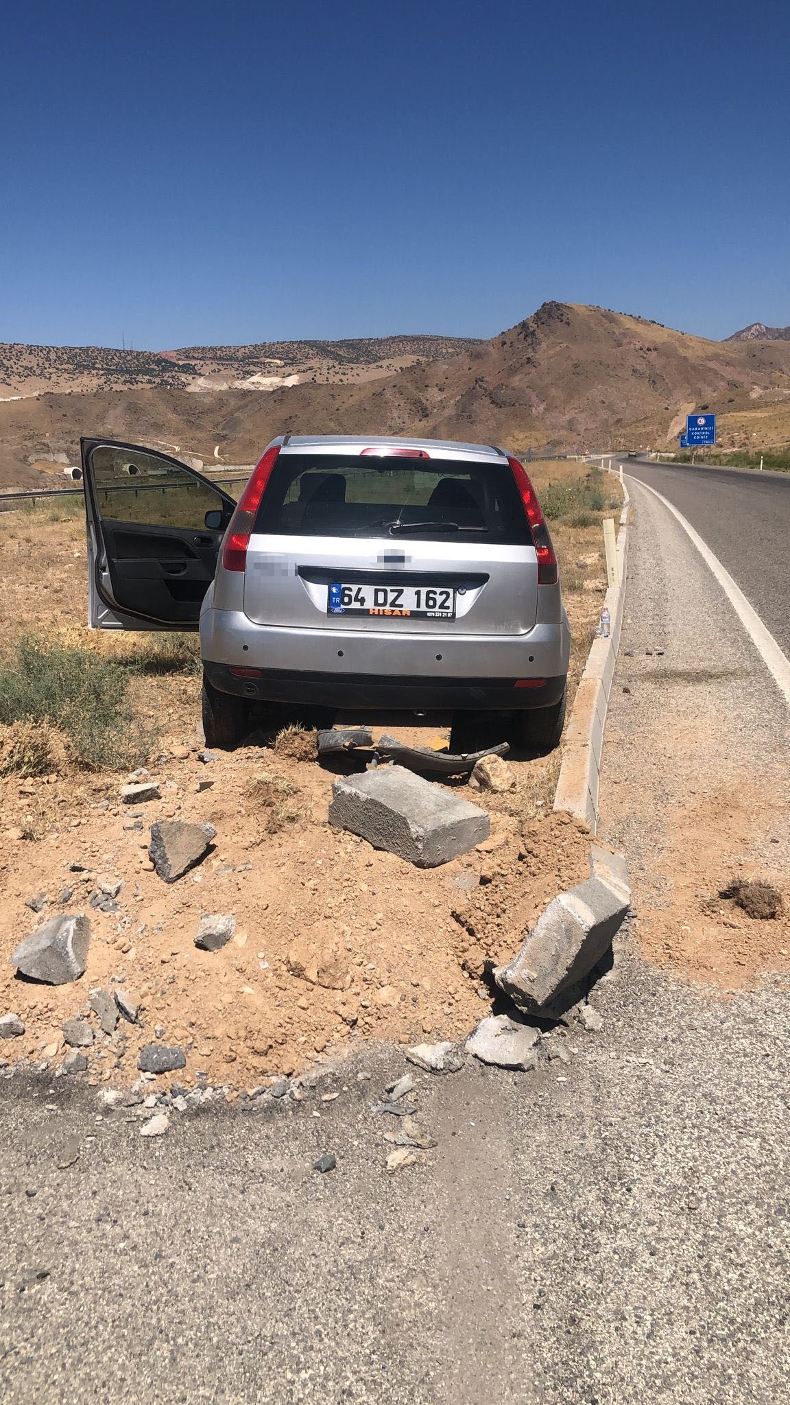 Otomobil orta refüje çıktı: 1 yaralı