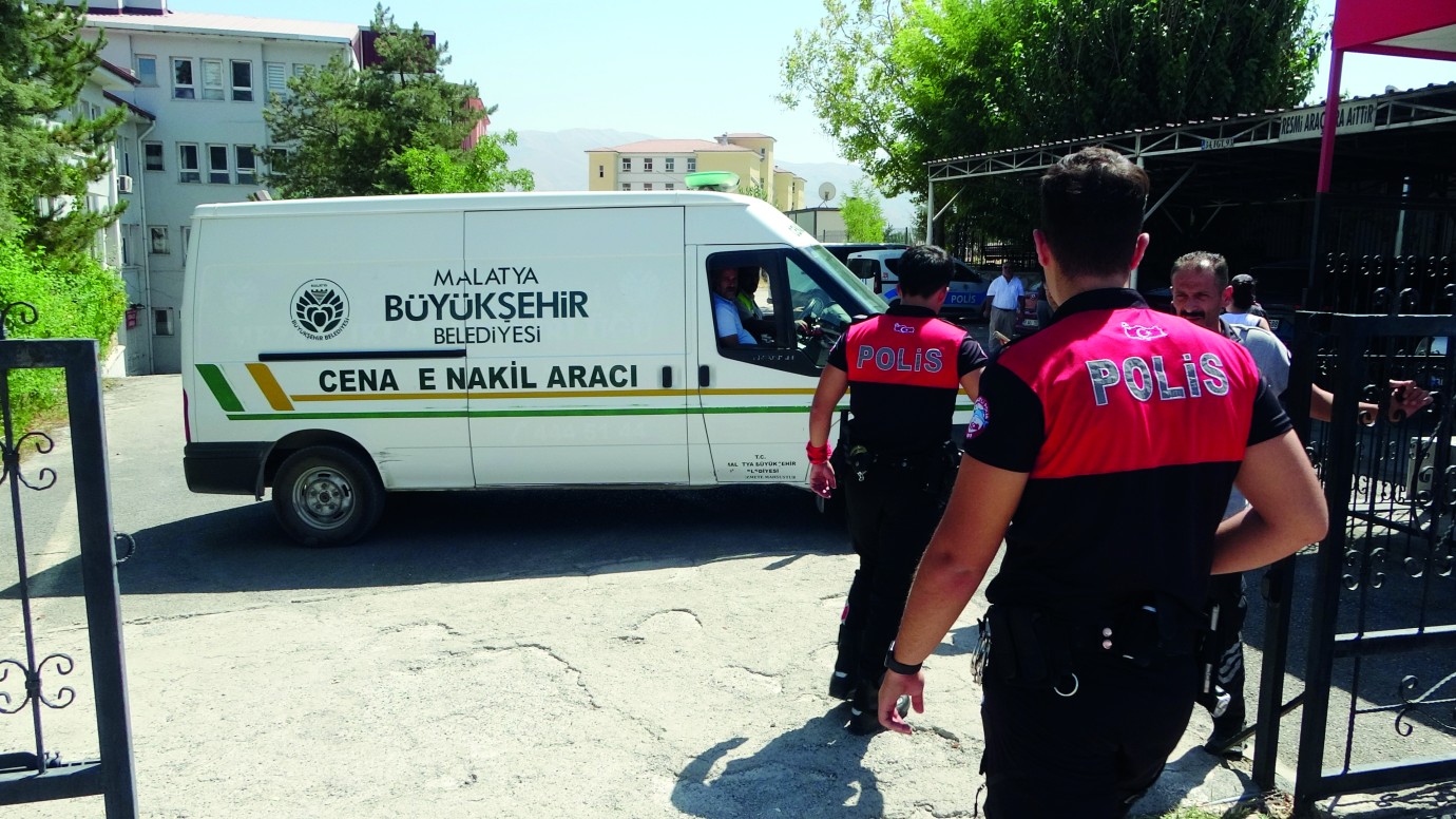 İş makinesinin altında kalan operatör hayatını kaybetti
