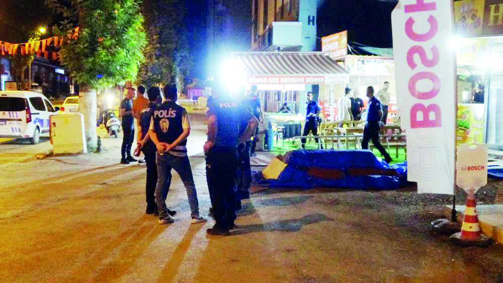 Dönercide bıçaklı kavga: 2 yaralı