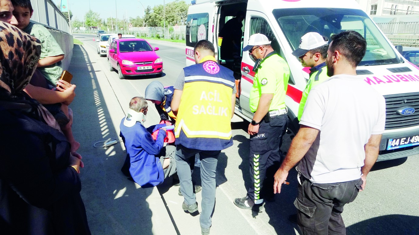 Yolu karıştıran yaşlı adama otomobil çarptı