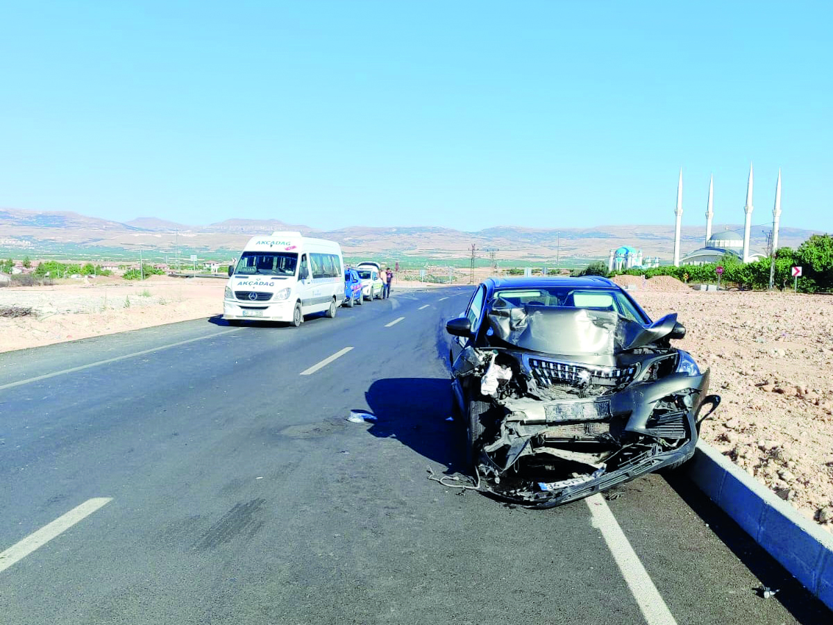 Minibüs ile otomobil çarpıştı: 9 yaralı