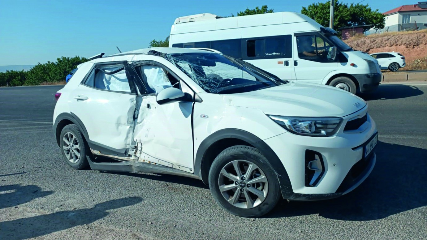 Otomobil ile motosiklet çarpıştı: 1 ağır yaralı