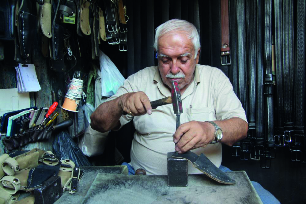 2 metrekarelik dükkanında 60 yıldır baba mesleğini yaşatıyor