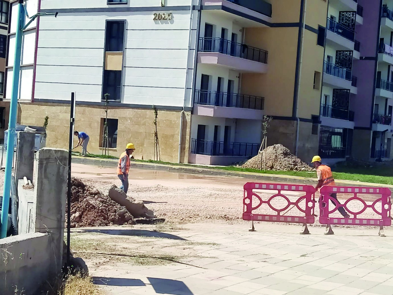 Yeni yapı çevresindeki kanalizasyon çalışması dikkat çekti