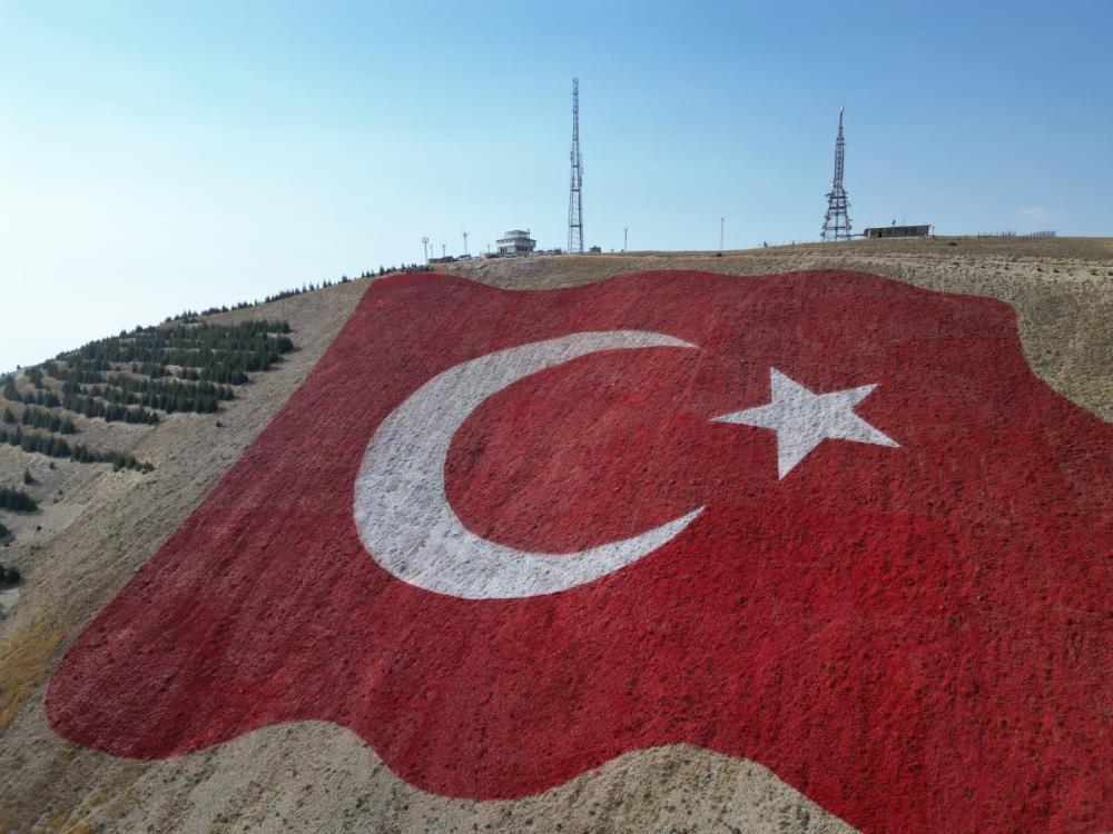Dünyanın en büyük Türk bayrağı Ahır Dağı'na yapıldı, savaş uçakları selamladı