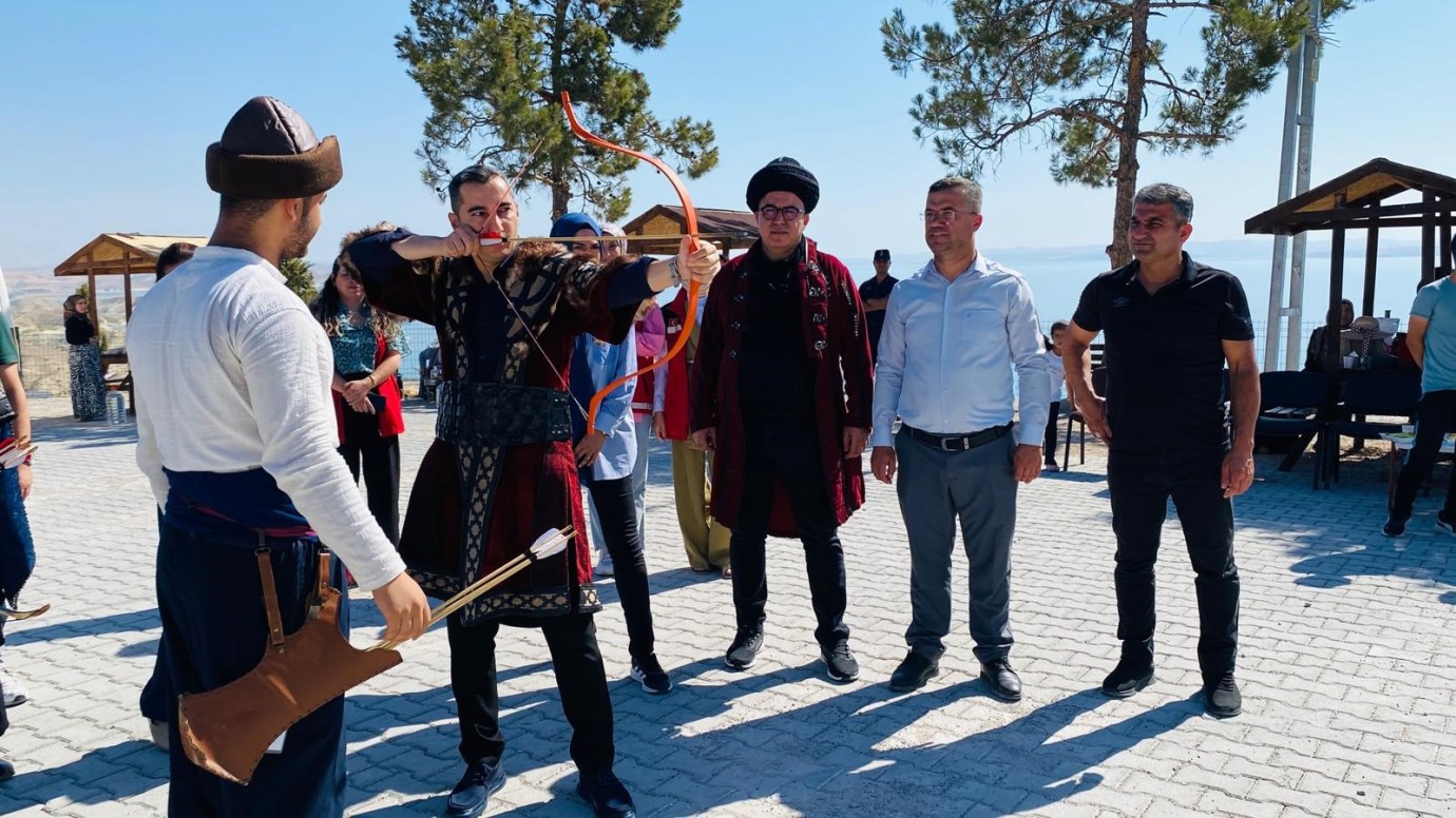 Samsat ilçesinde Zafer Bayramında ok atıldı
