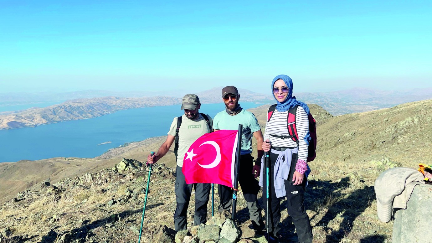 Türk Bayrağı Hazarbaba Dağı zirvesinde dalgalandı