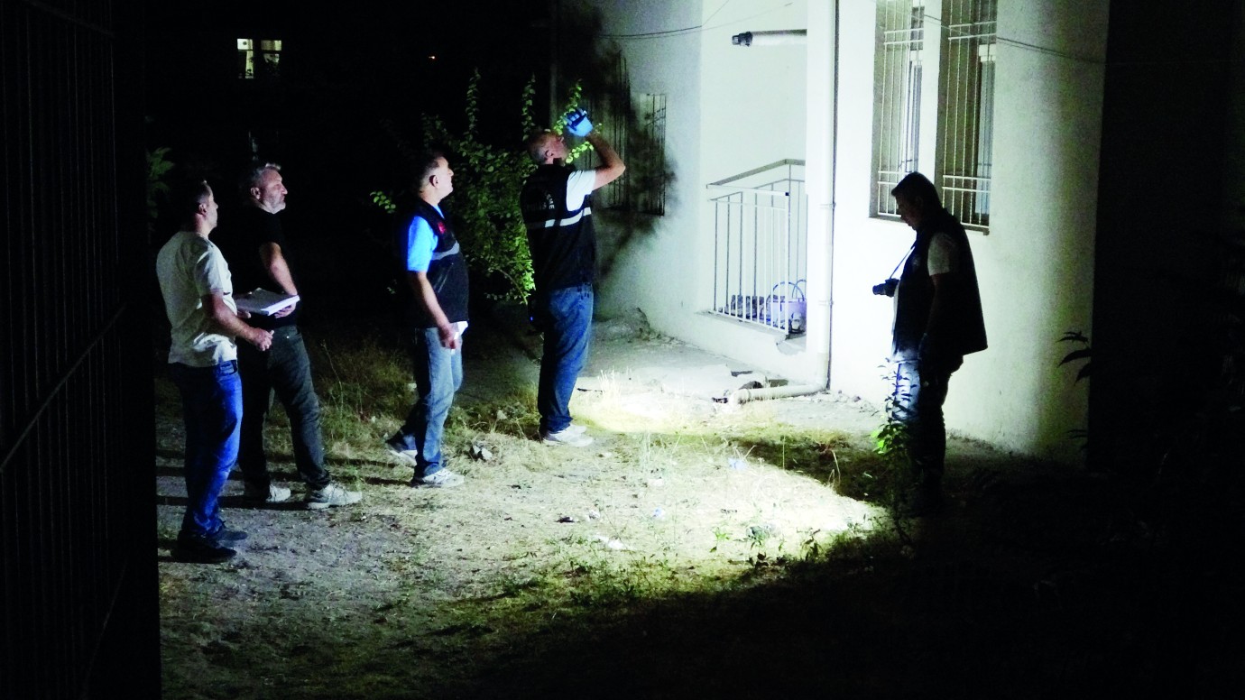 Pencerede sigara içerken düşen çocuk yaralandı