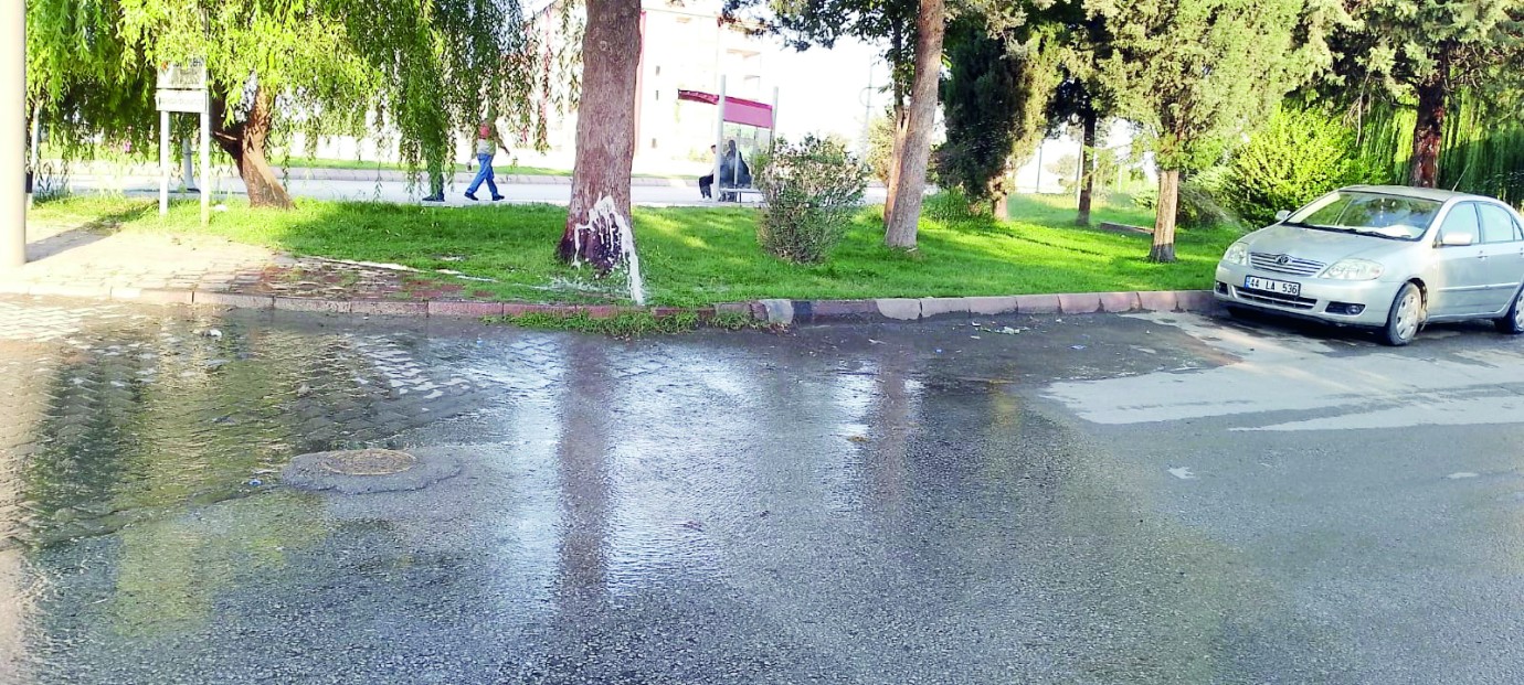 Sular çimi değil betonu suluyor