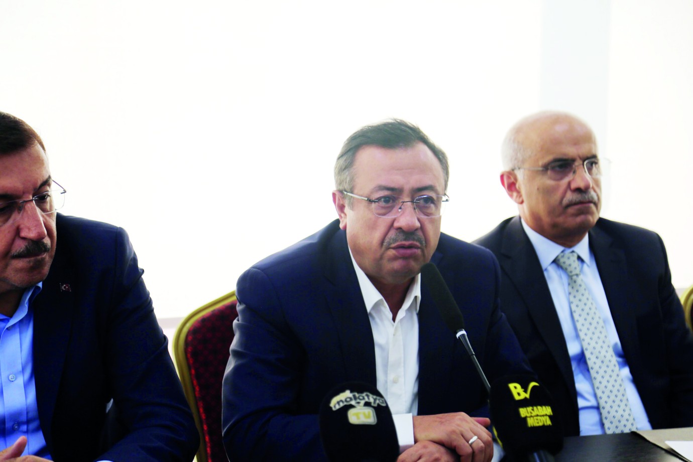 Vatandaş görmüyor; başkan sahada diyor