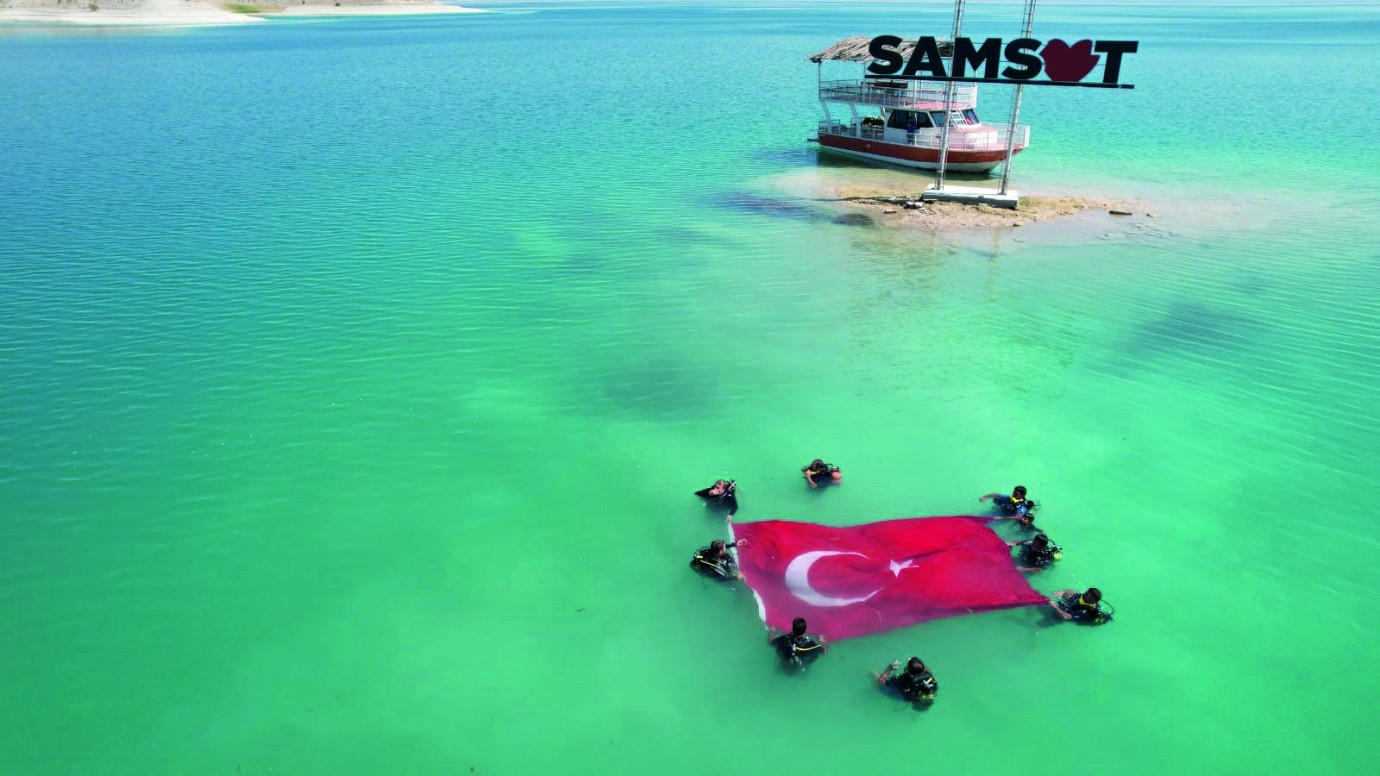 Dalgıçlar, Atatürk Baraj Gölü'nde dev Türk Bayrağı açtı