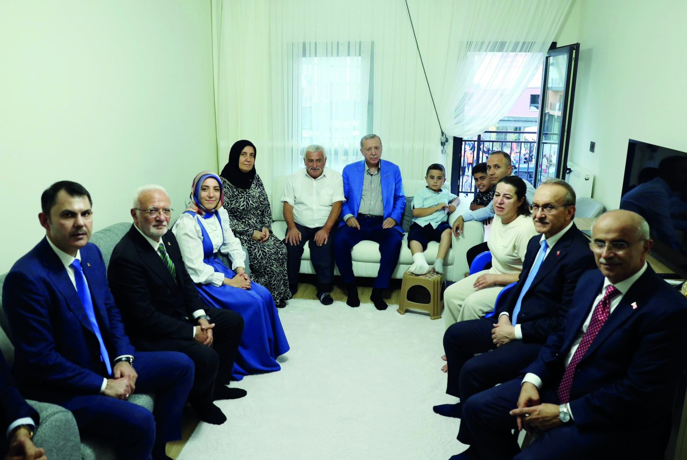 Cumhurbaşkanı Erdoğan, depremzede bir aileyi ziyaret etti