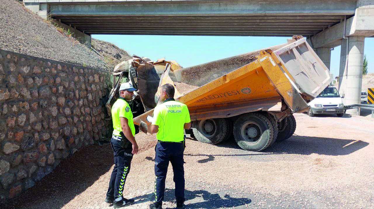 Hafriyat kamyonu istinat duvarına çarptı: 1 ölü