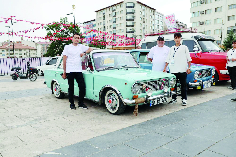Yıllara meydan okuyan klasik otomobiller görücüye çıktı
