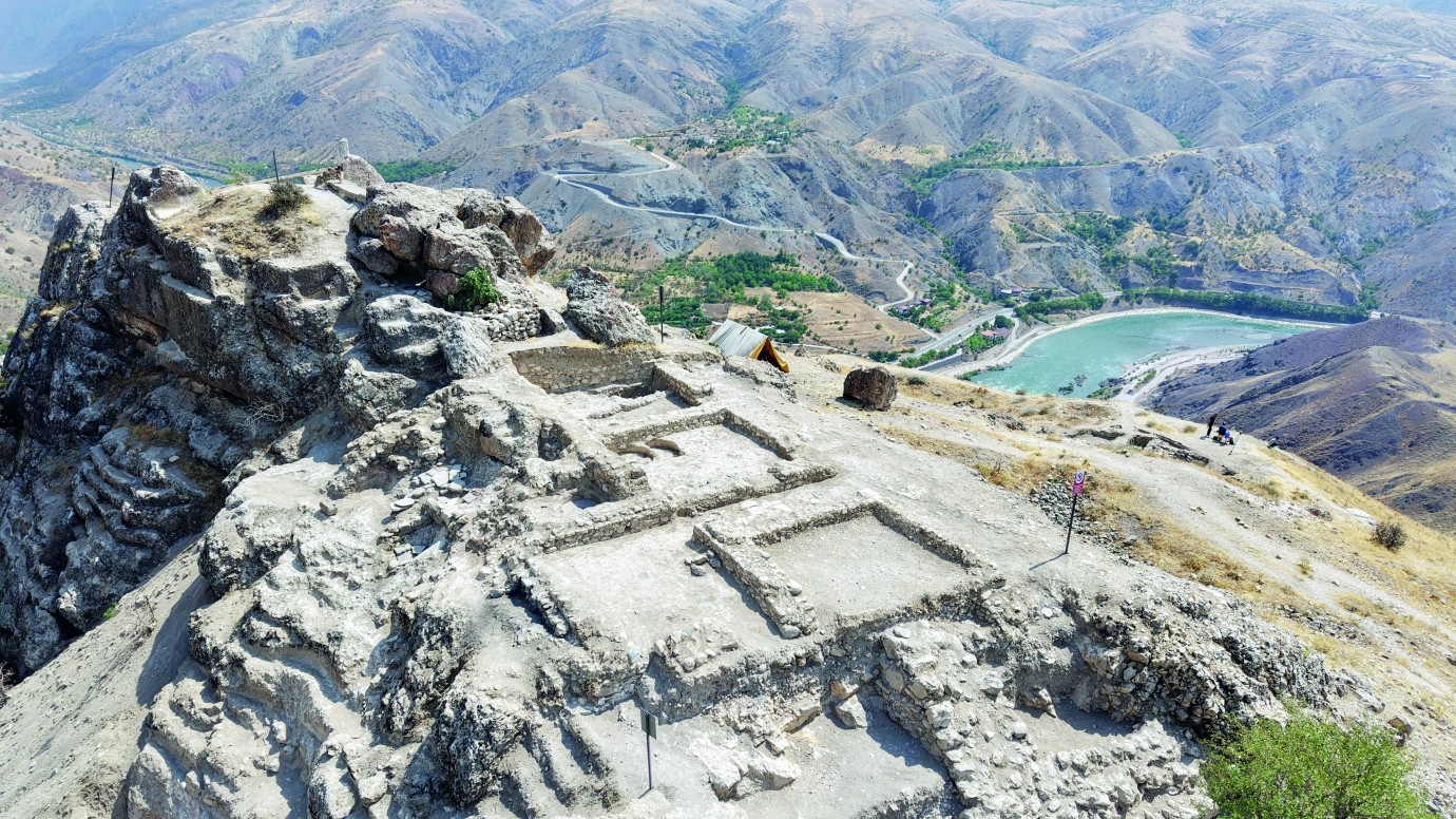 Geçmişi 3 bin yıllık tarihi kalede Osmanlı'ya ait karakol ortaya çıktı