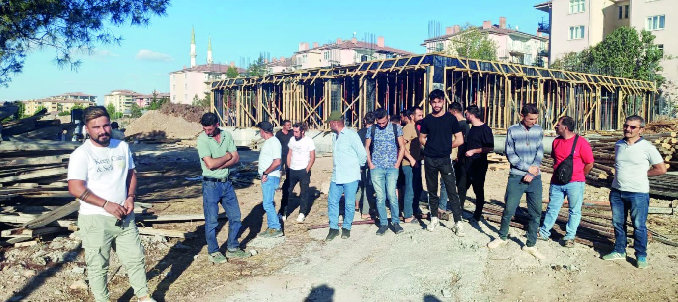 Maaşlarını alamadıklarını iddia eden işçiler, isyan etti