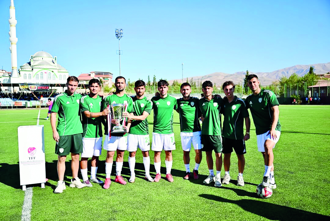 Şampiyon Yeşilyurt Spor, kupasını kaldırdı